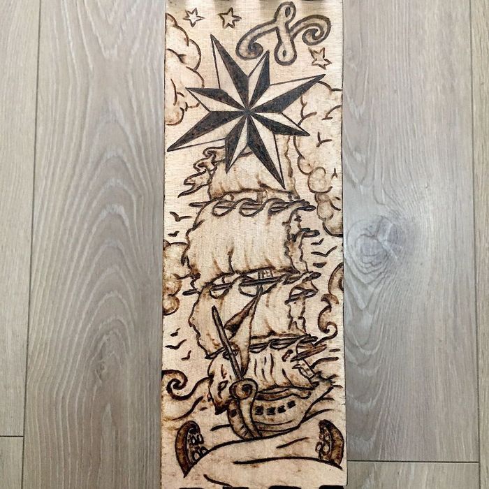 Drewniany zegar ścienny Tattoo - wypalony handmade