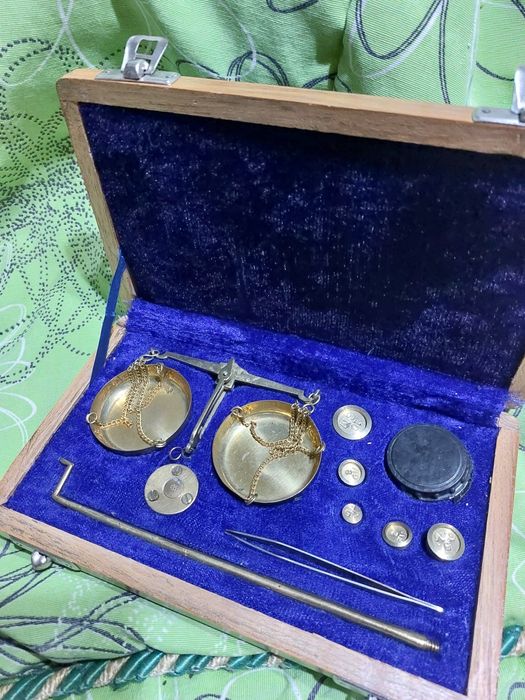 Balança de precisão antiga em estojo de veludo 

Também conhecid