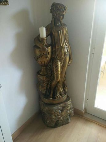 Estatua decorativa Maria da fonte antiga.