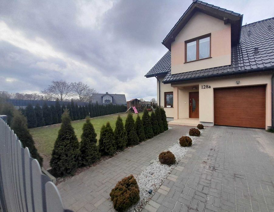 Dom w zabudowie bliźniaczej w Strachocinie