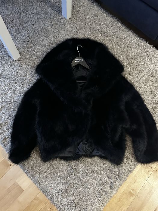 Czarne sztuczne futro