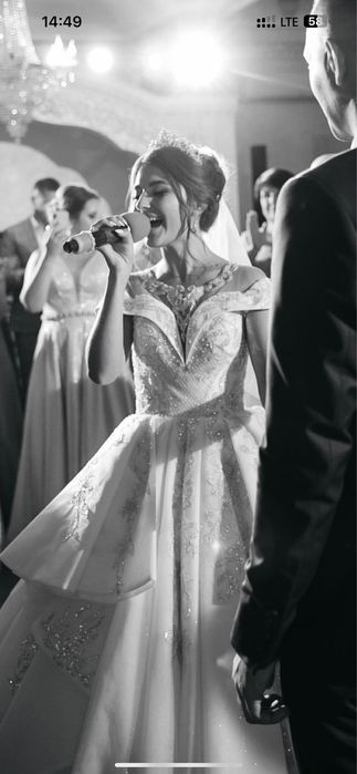 Розкішна королівська весільна сукня зі шлейфом.