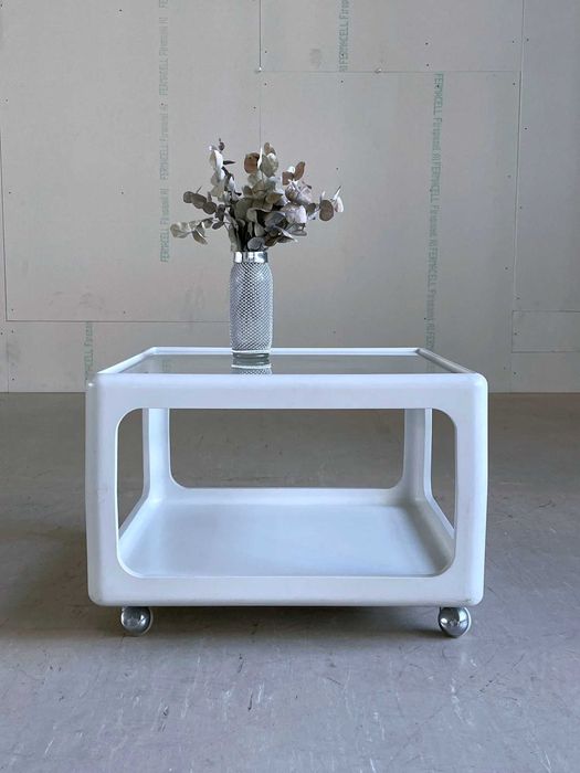 Mobilny stolik kawowy firmy Horn, desing Peter Ghyczy