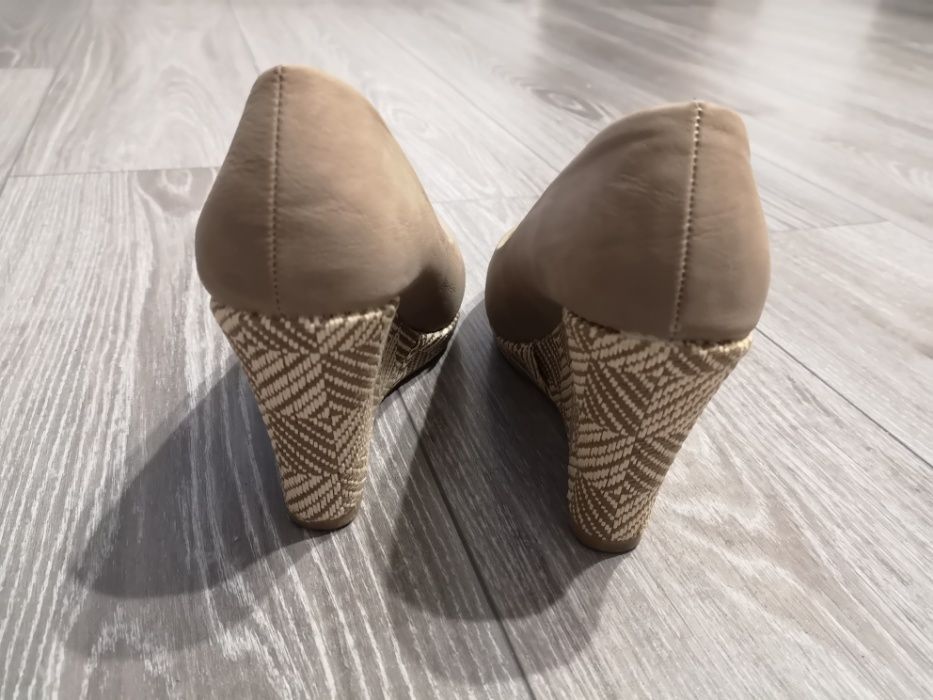 Buty na koturnie rozm. 37