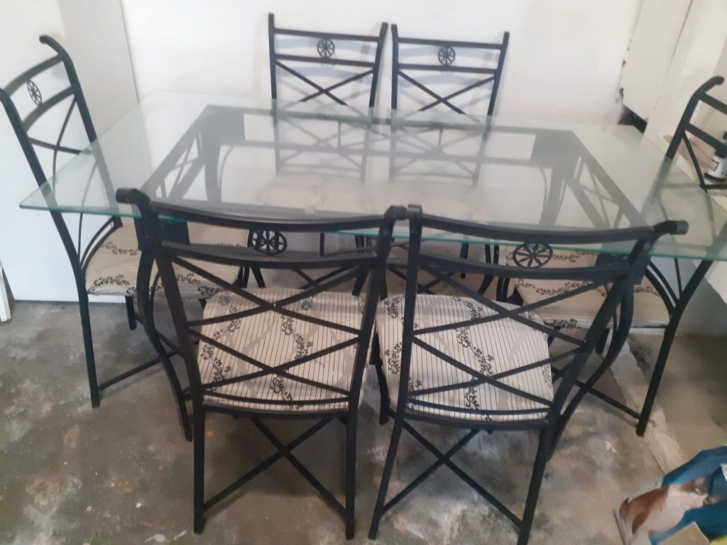 Mesa de jantar de vidro e ferro