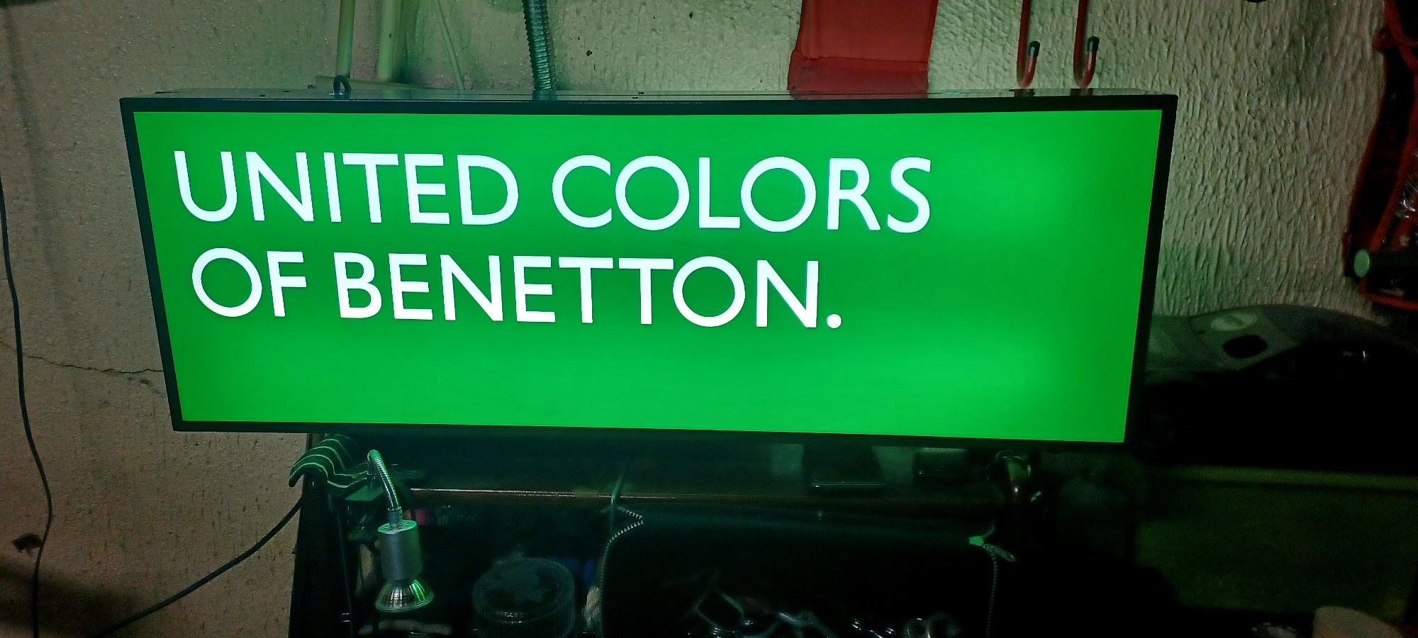 Reclame luminoso United Colors of BENETTON.