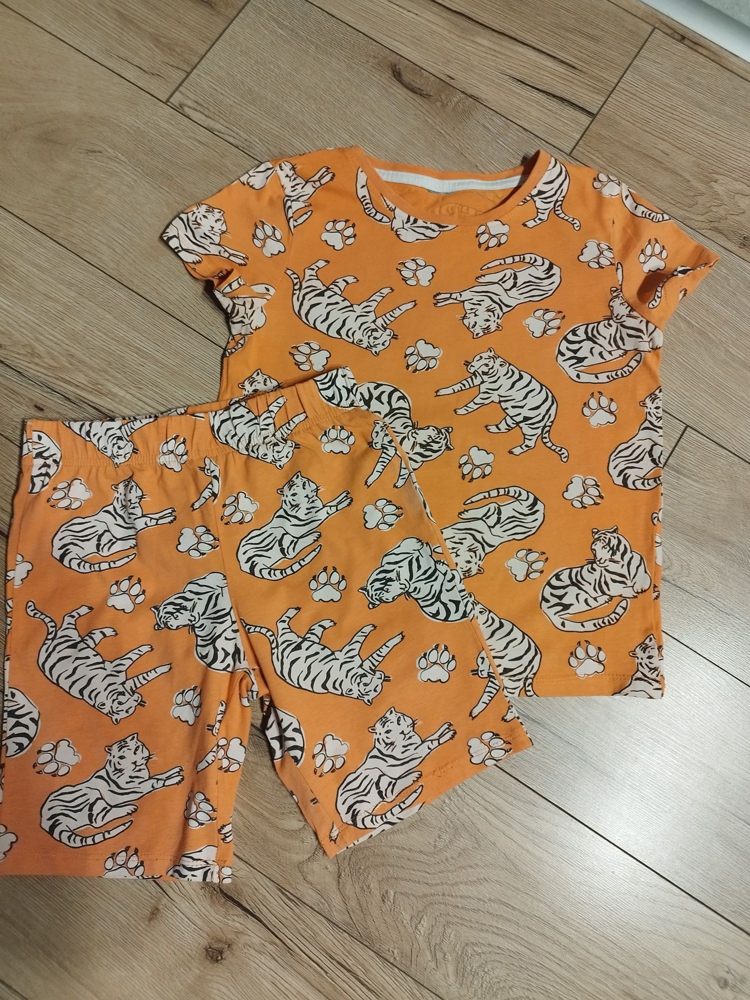 Piżamka dla chłopca w tygrysy rozmiar 122/128cm
