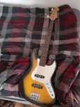 Gitara basowa "biały kruk"