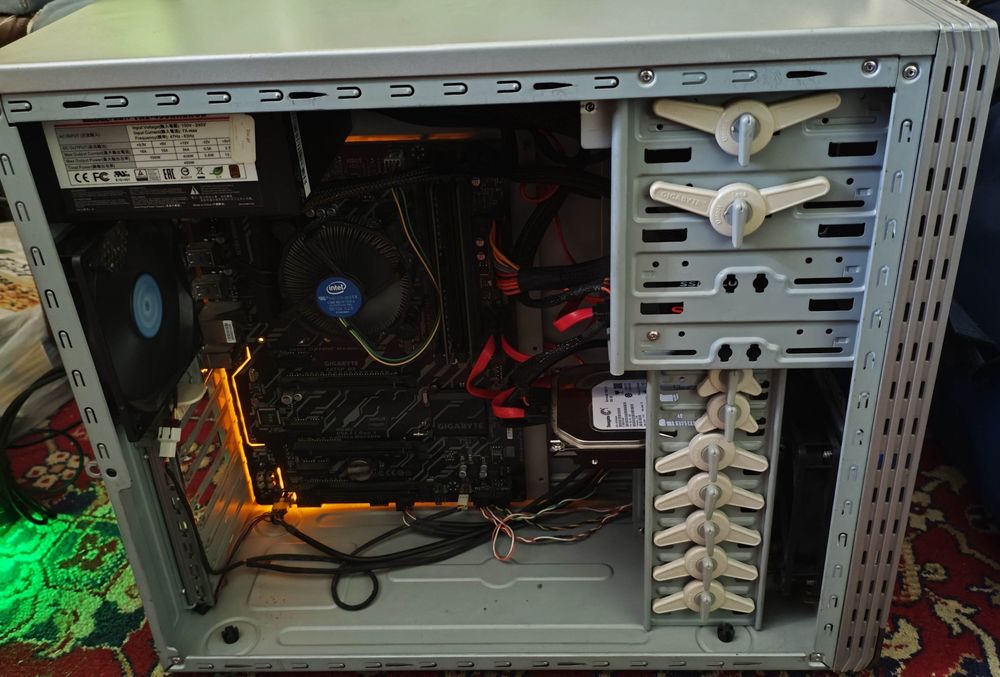 Komputer Gigabyte Z370 i3 8100, 16gb DDR4 128SSD+512HDD WIN11