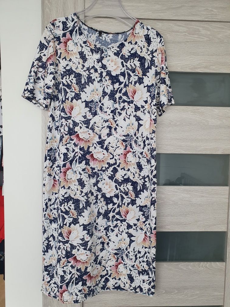 Sukienka w kwiaty 42