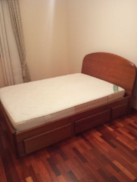 Cama de madeira sólida e colchão