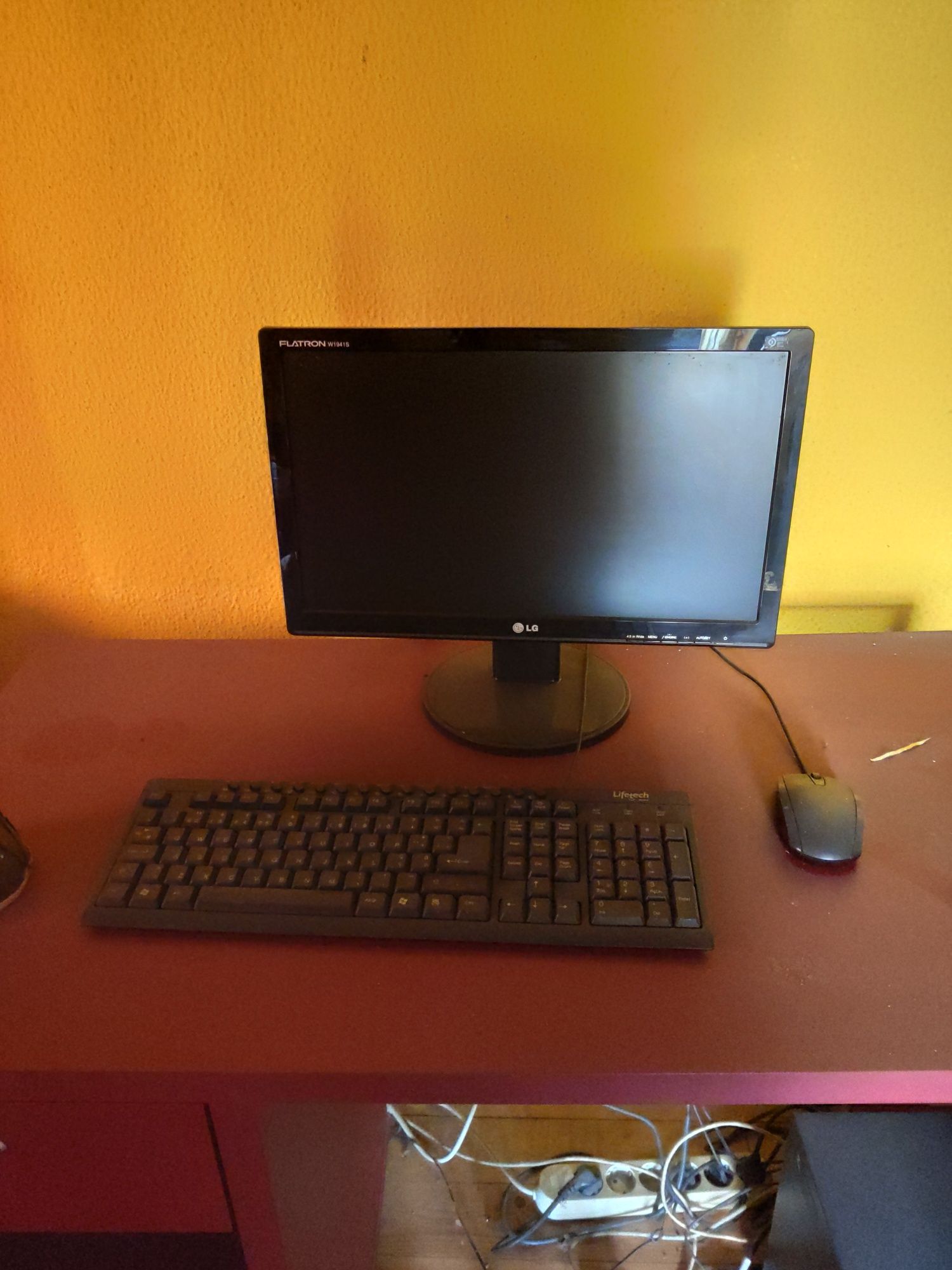 Monitor, teclado e rato