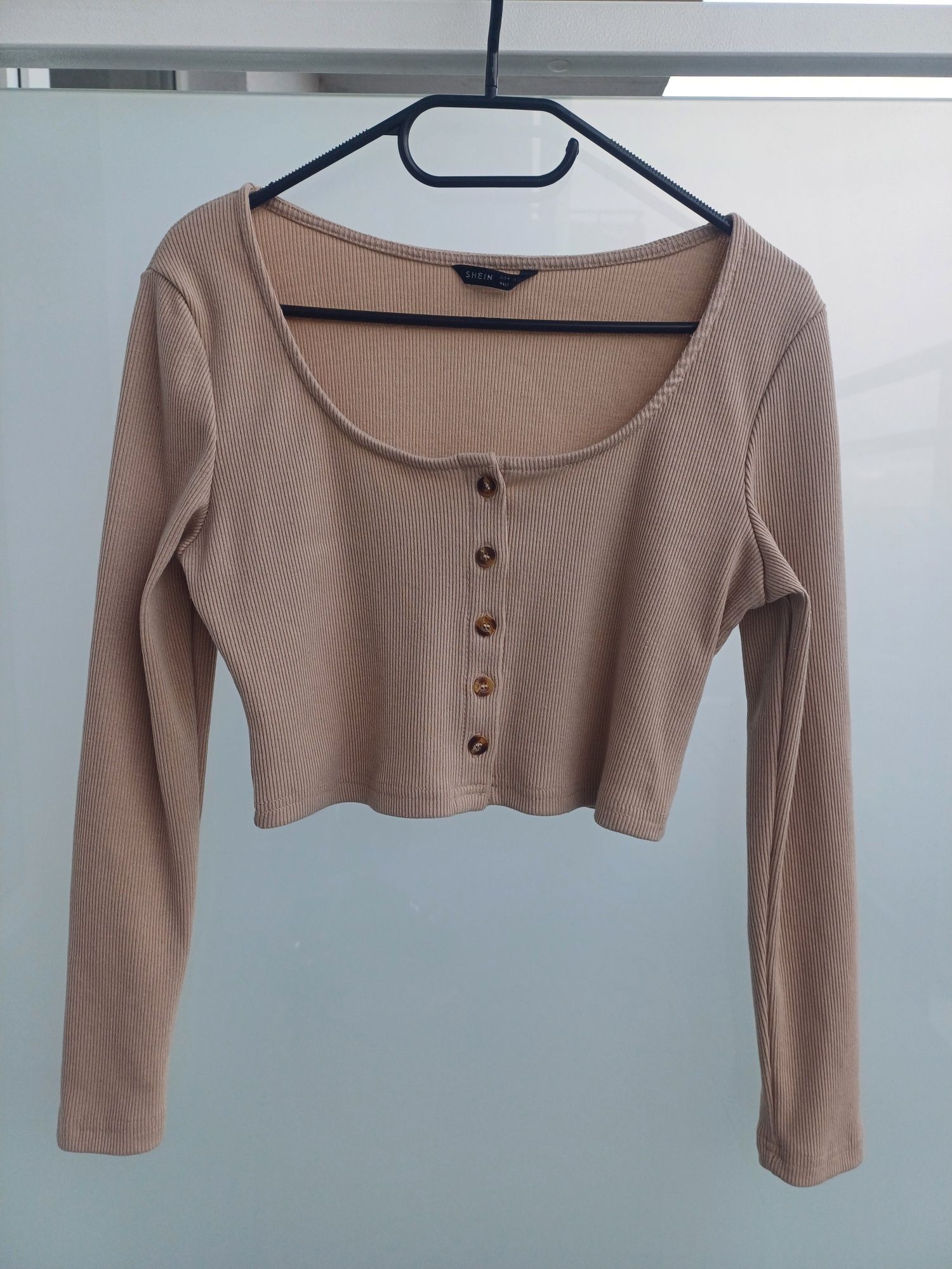 Krótki beżowy sweter