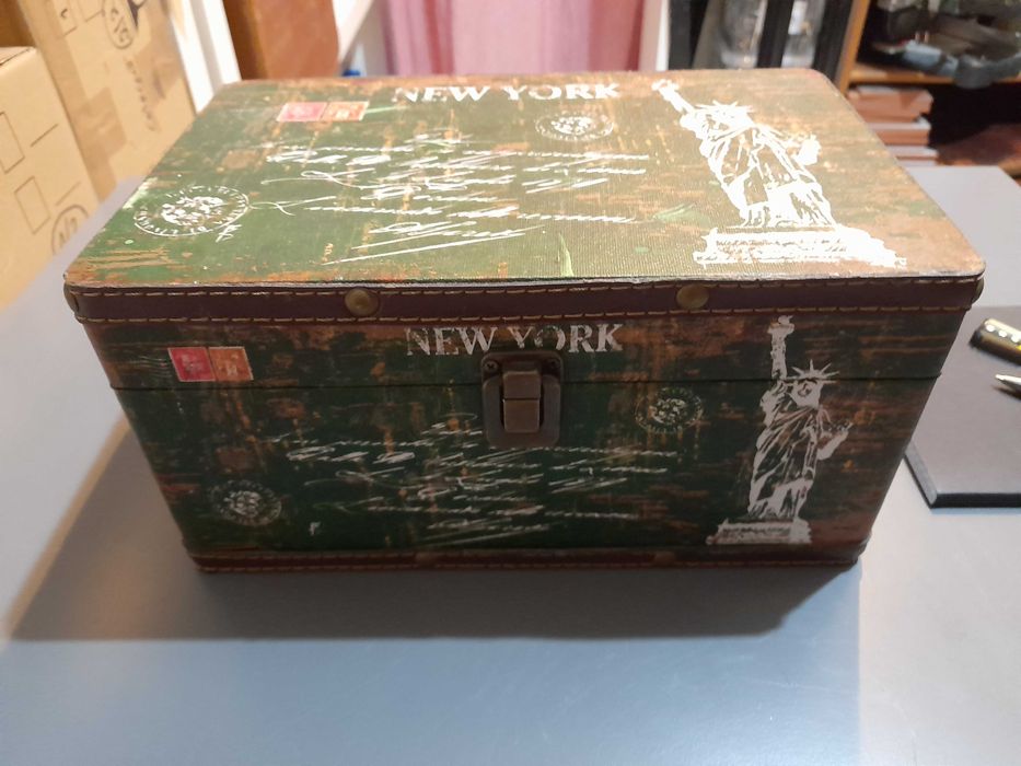 Baú ou caixa madeira e tela envelhecida Nova York retro. Usada c/ nova