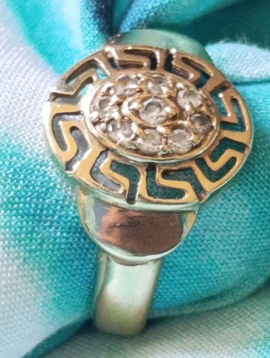 Pierścionek ze złota z cyrkoniami, wzór grecki