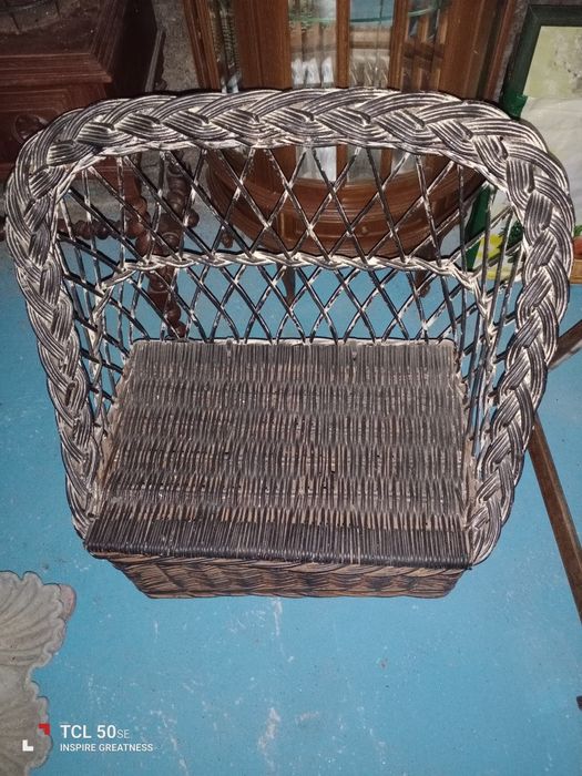 Assento cesto para crianças em palha, a precisar de restauro.