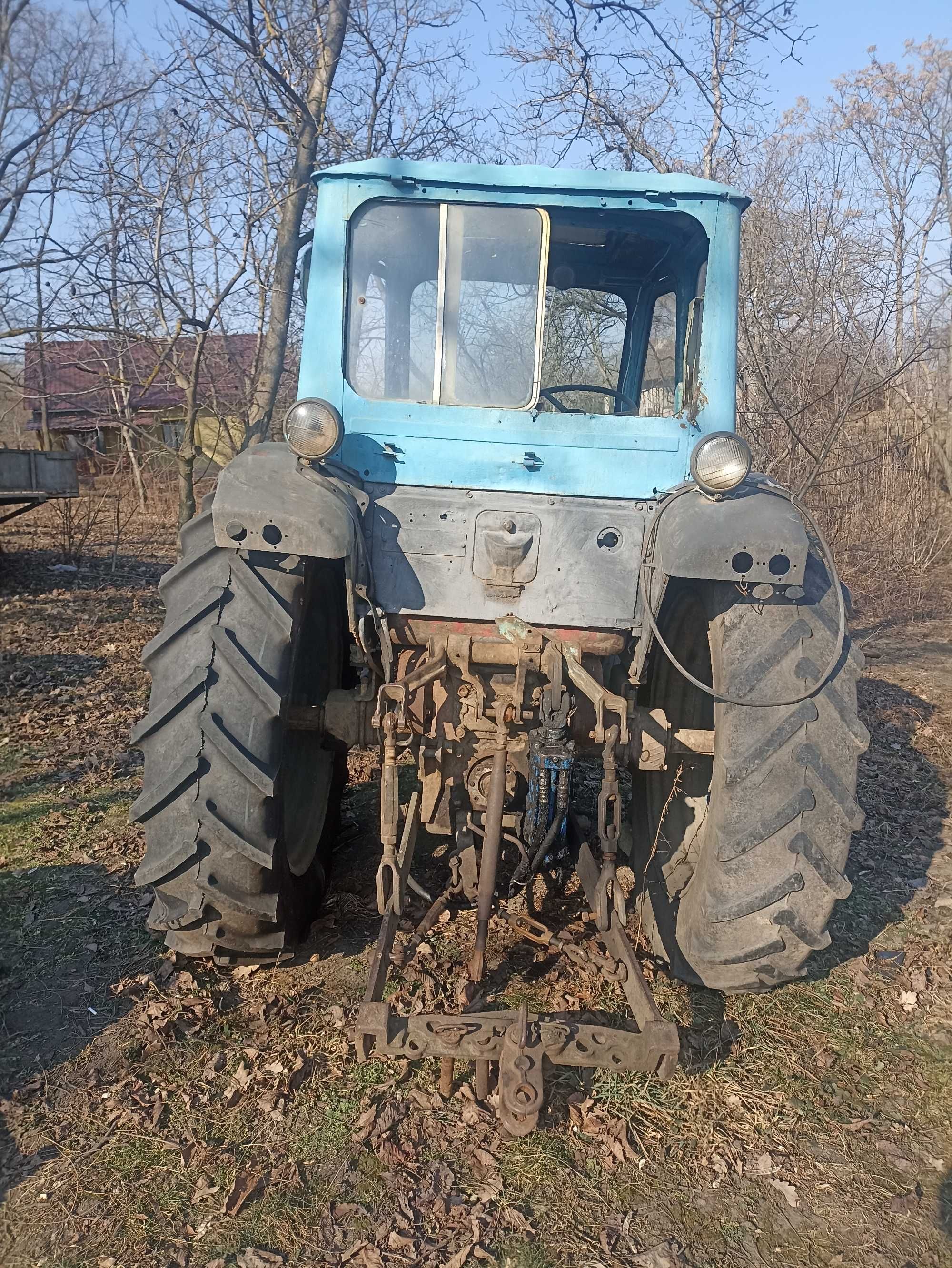 Трактор ЮМЗ-6 без двигуна.