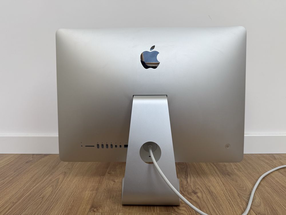 iMac 21,5” macOS Sequoia 15.5 + 16 GB RAM + klawiatura i mysz Apple