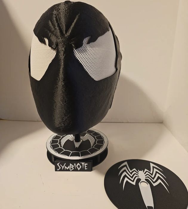 Suporte Capacete Simbiote com Caras Intercambiáveis