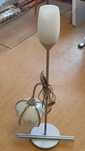 Lampa stojąca z kinkietem.