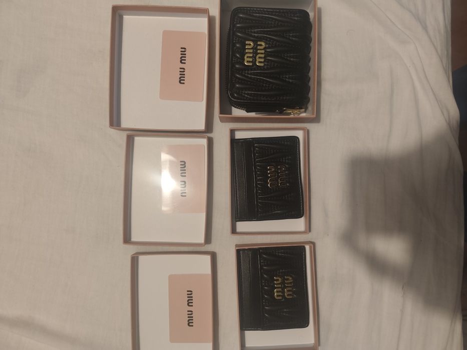 Carteira miumiu nova com cartão e caixa