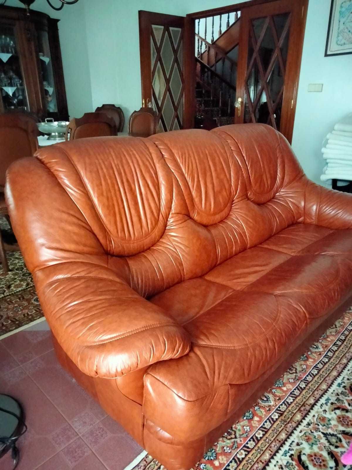 Vendo conjunto sofá em pele completamente novo, quase sem uso