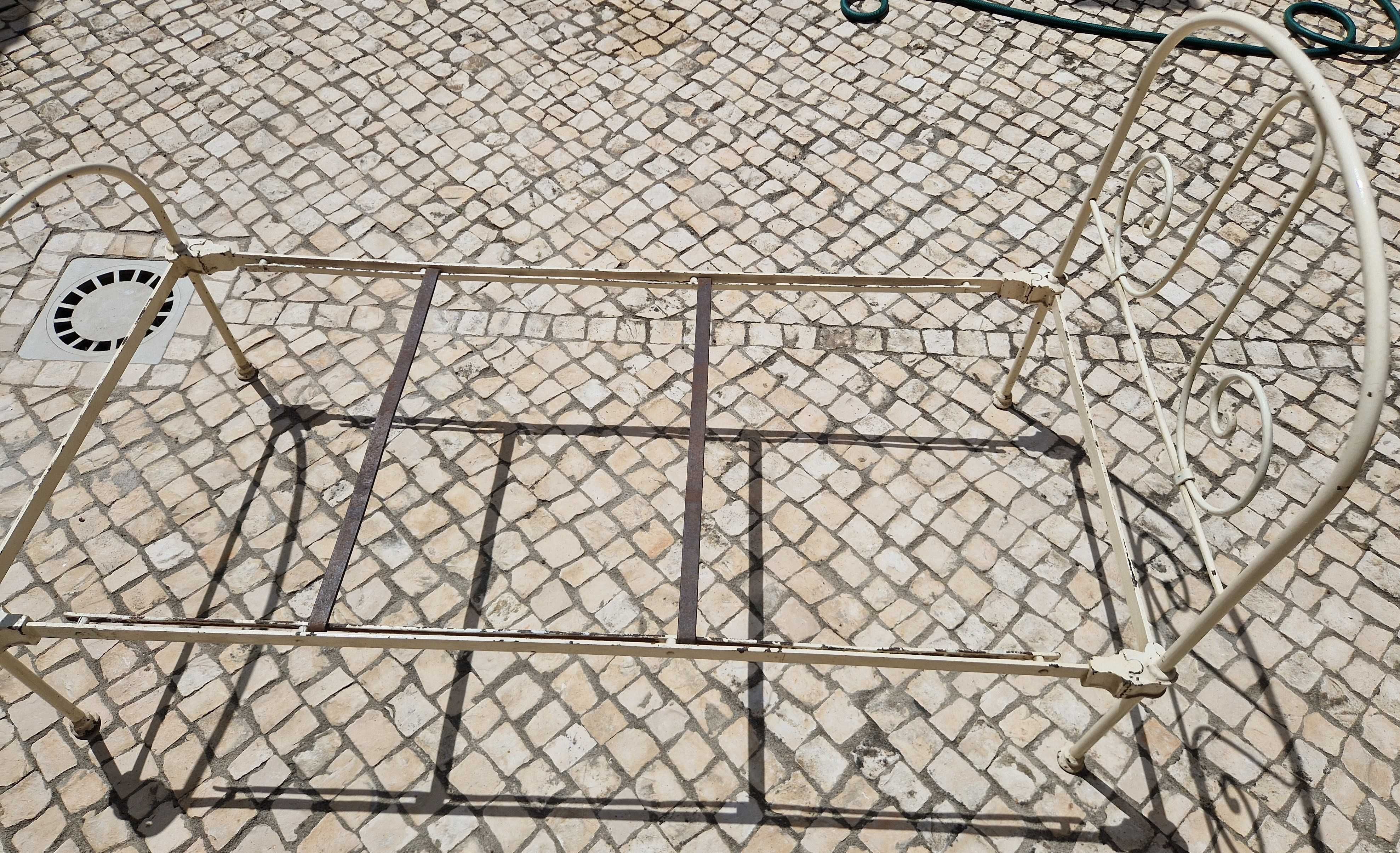 Cama de ferro antiga