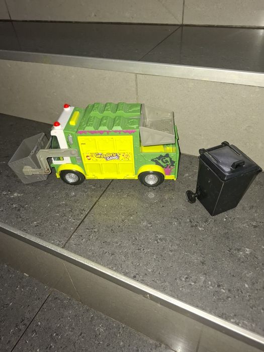 Śmieciarka śmieciara kosz