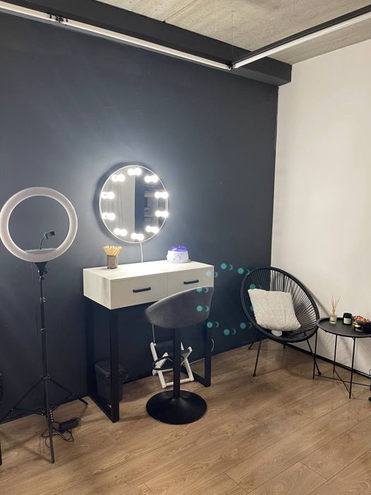 Візажний/гримерний стіл / стіл для макіяжу