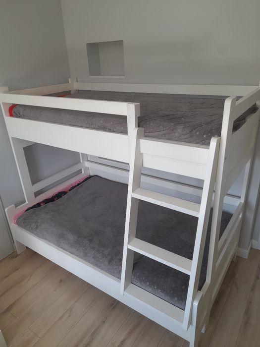 Solidne piętrowe łózko z dwoma materacami i szufladą