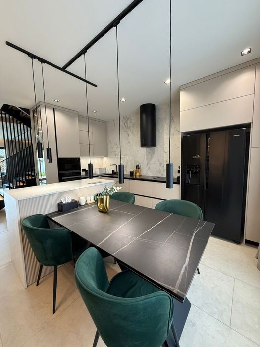 Продаж котеджу з дизайнерським ремонтом та меблями