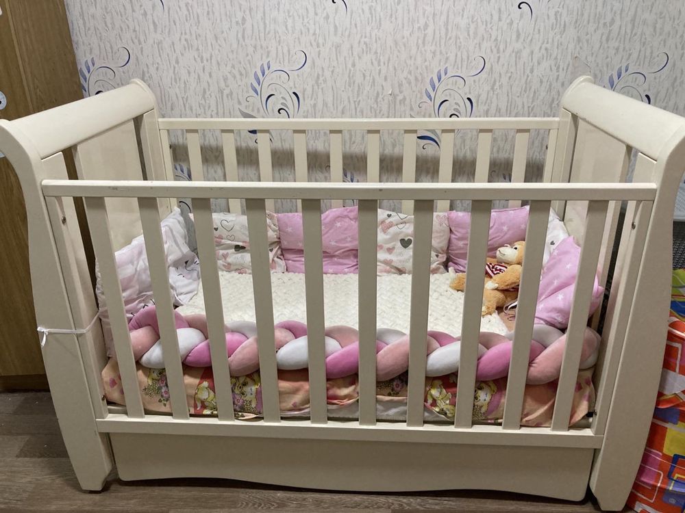 Продам детскую кроватку , цена за весь набор