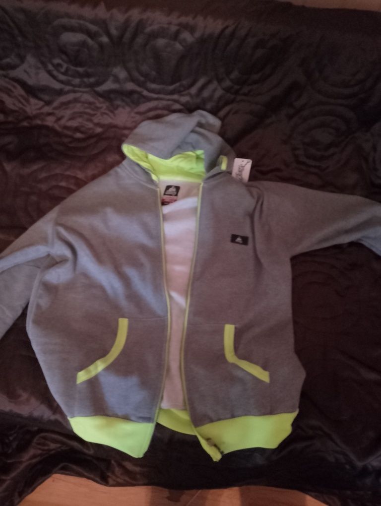 Bluza hooy  szara z zielonymi wstawkami