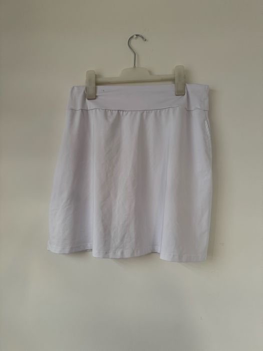 Biała spódniczka z zakładkami na gumce tenisowa z kieszeniami