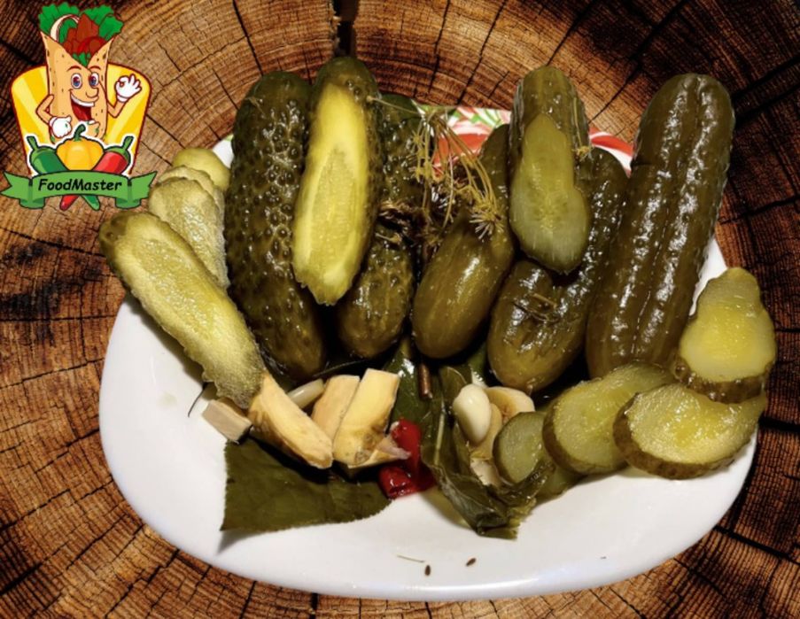 Соусы для шаурмы, соленый огурец, овощи.