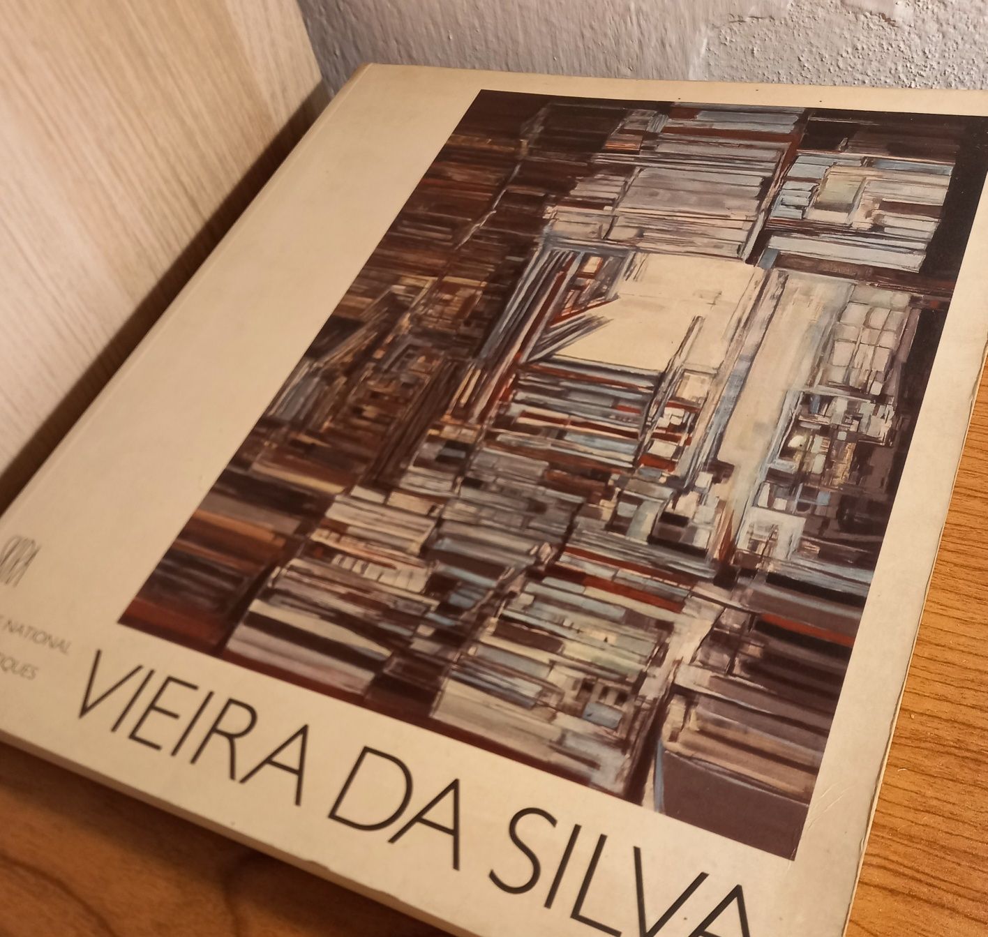 Livro catálogo sobre a pintora Vieira da Silva