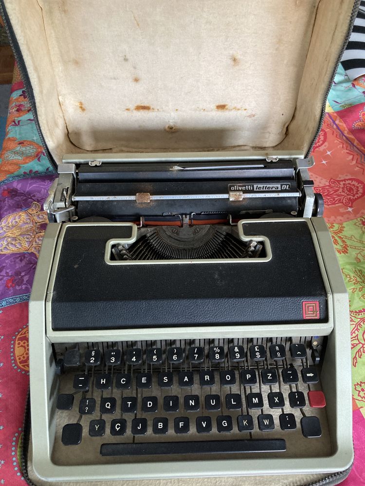 Máquina de escrever Olivetti lettera DL