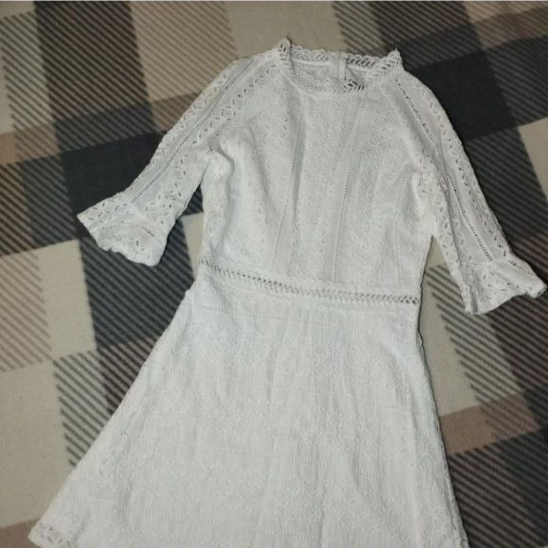 Легка біла сукня