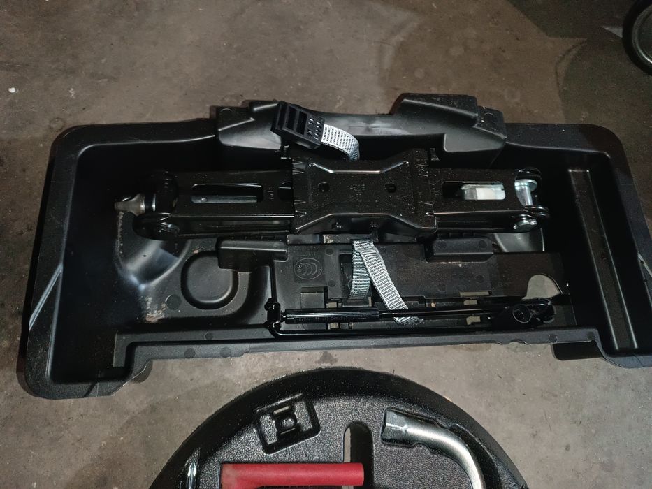 органайзер багажника домкрат ключі набор пластік Audi A4 B9 Ауді Б9