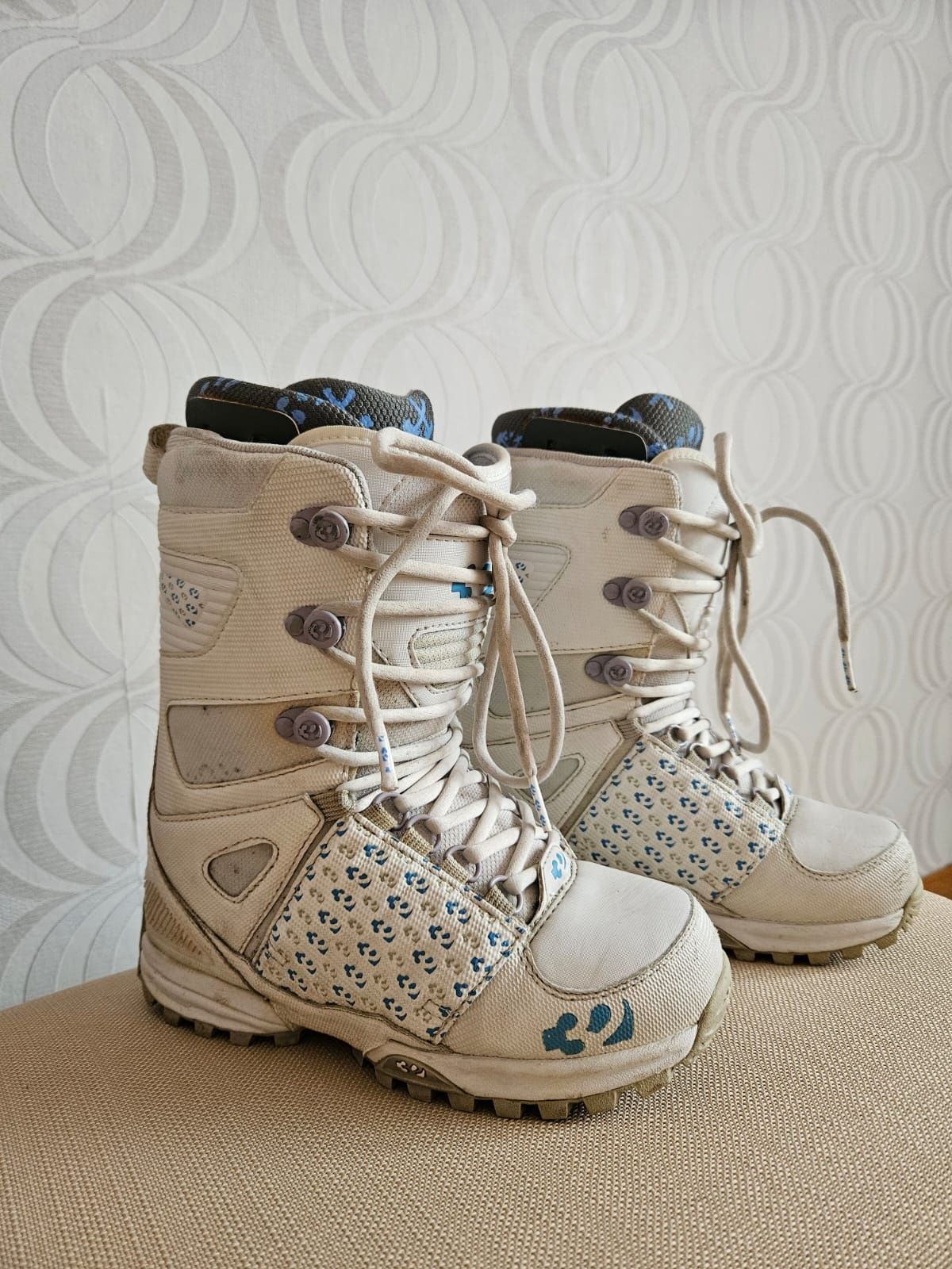 Buty snowboardowe a deskę ThirtyTwo białe r.37