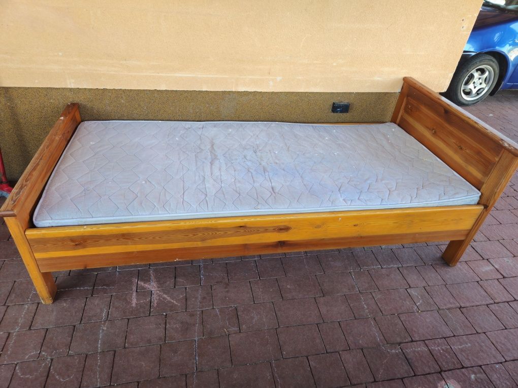 Łóżko drewniane z materacem