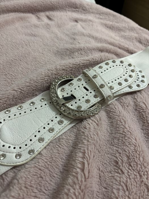 Biały pasek z elastyczną gumą błyszczący cyrkonie diamenciki vintage