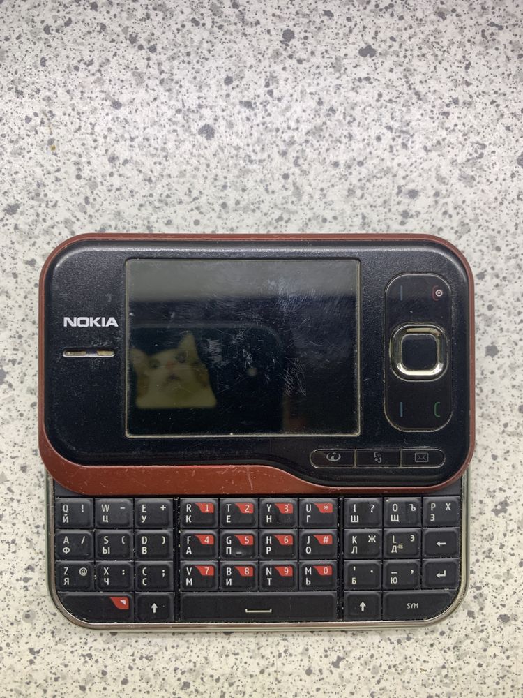 Nokia 6760S червона