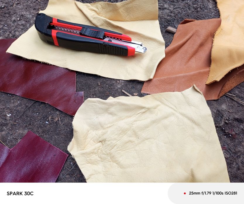 Обрізки шкіри декілька мішків різної форми