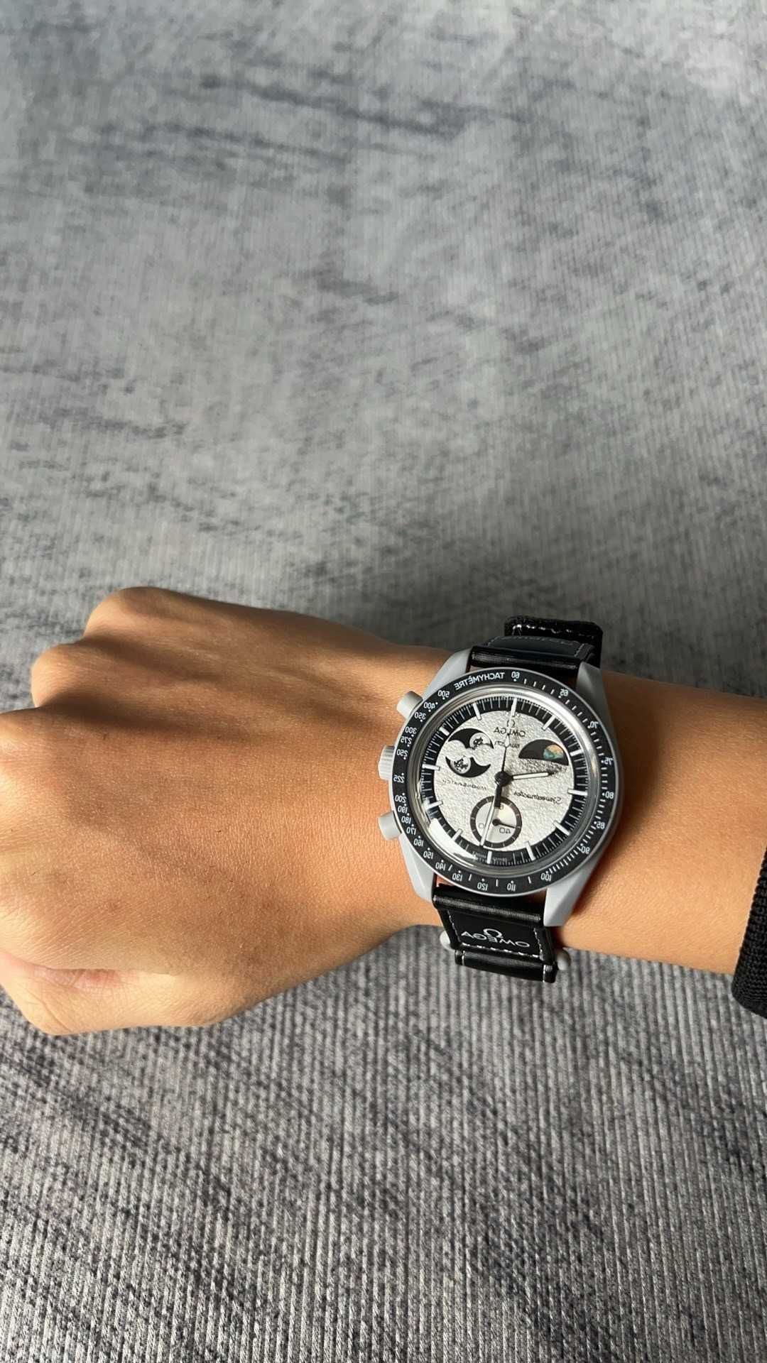 Omega x Swatch Faza Ziemi SO33M700 - zegarek używany