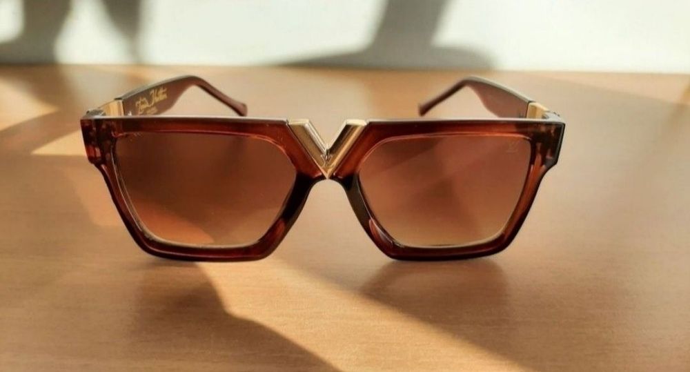 Louis Vuitton  okulary przeciwsłoneczne złote V nad nosem