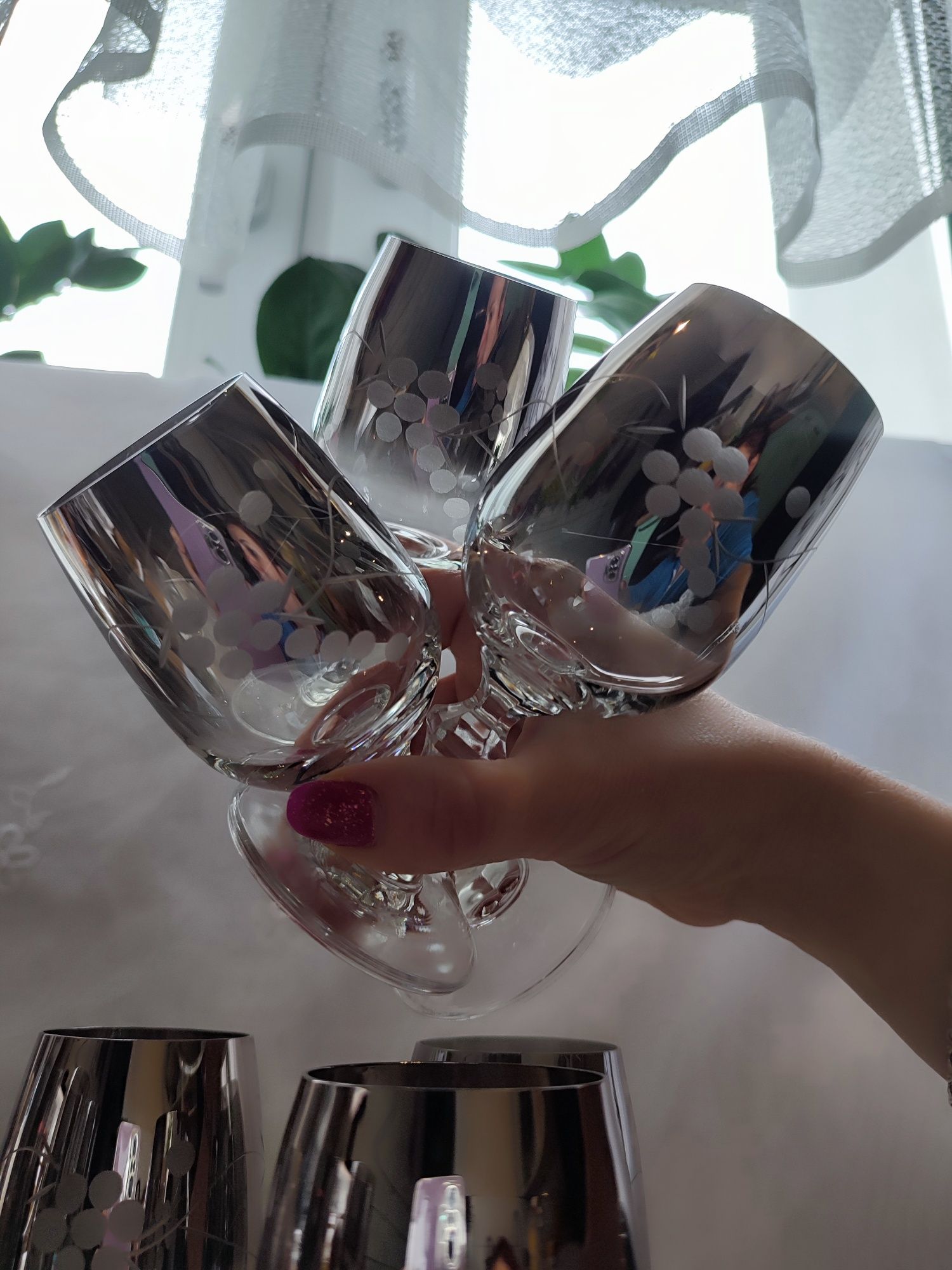 Kieliszki do wina, szkło dymione platyna, efekt lustrzany, okres PRL