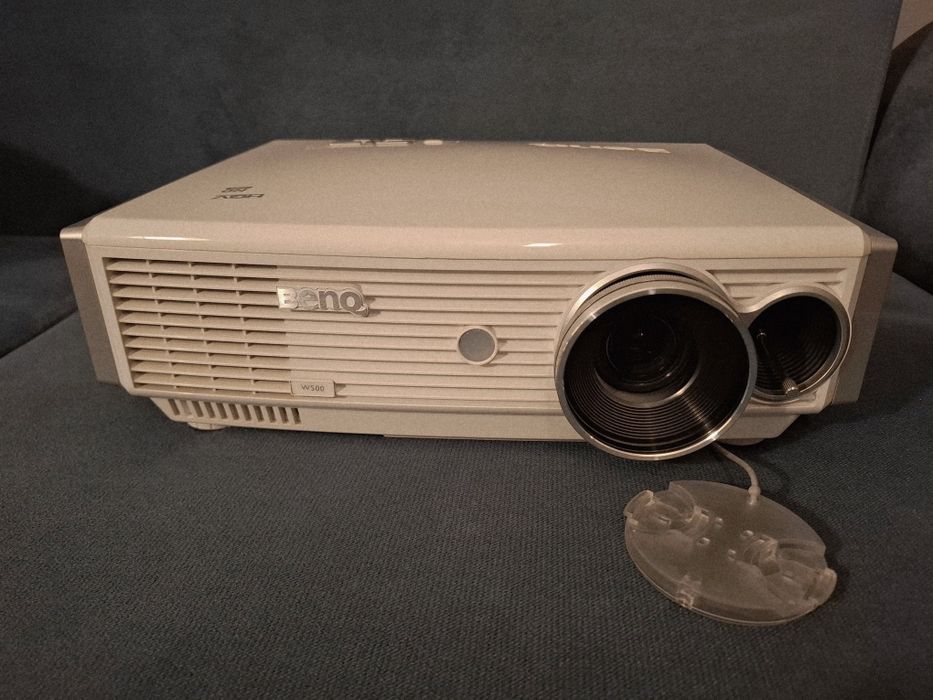 Projektor BENQ W500 prawie nówka.