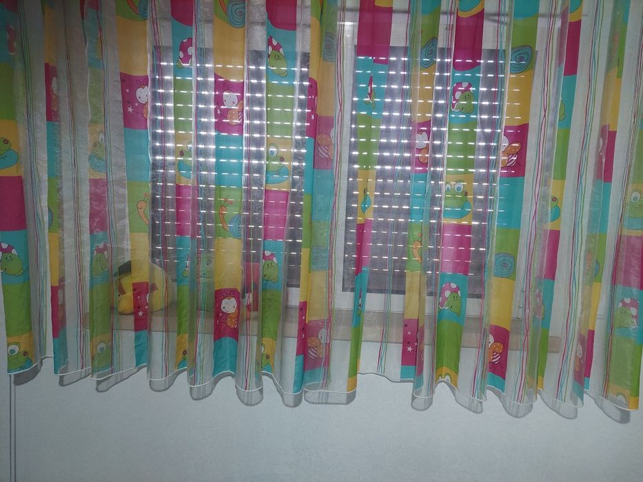 Cortinado de janela com motivos infantis
