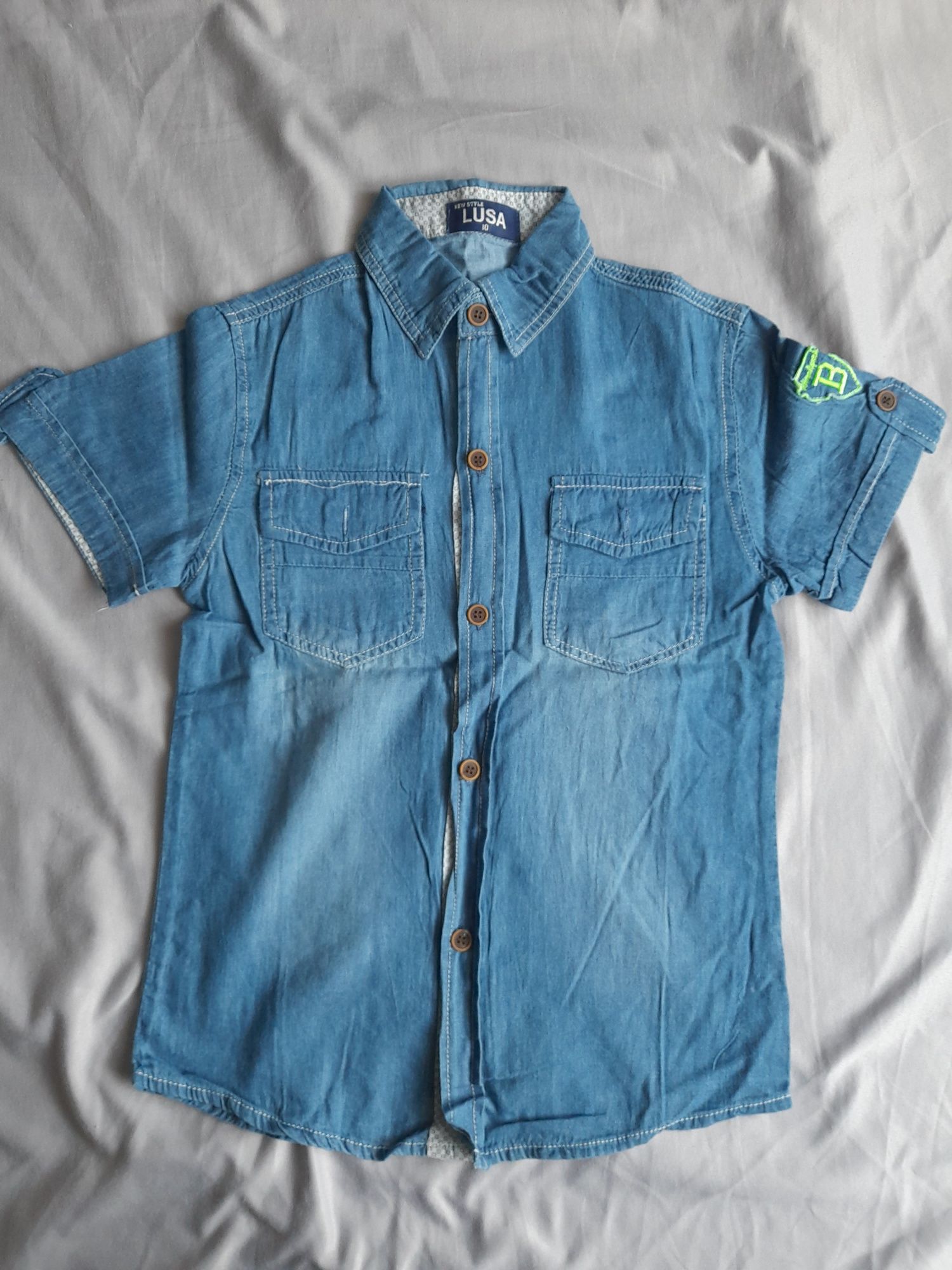 Koszula dżinsowa chłopięca z krótkim rękawkiem rozmiar 134